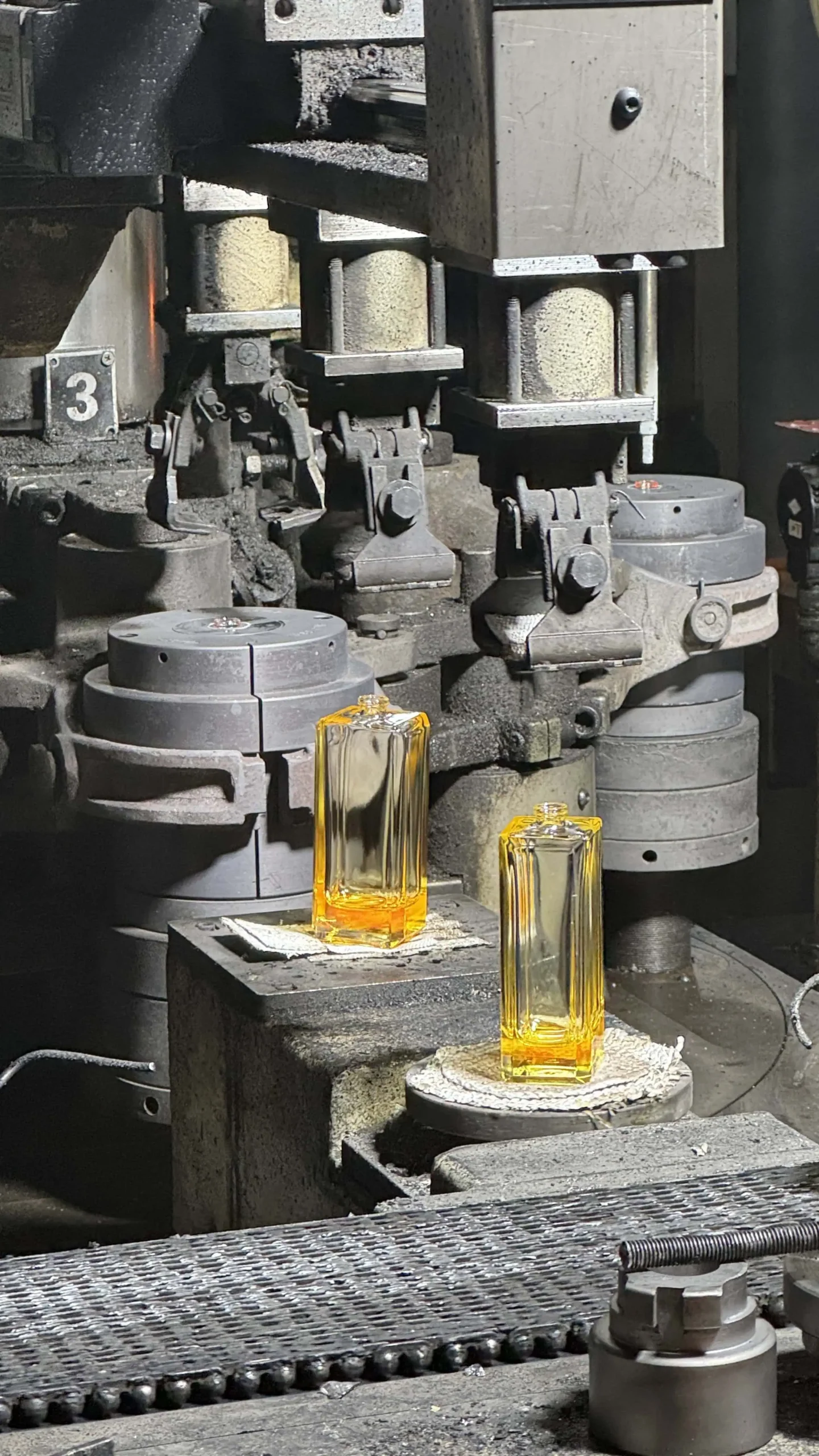 Crystal-white glass perfume bottle manufacturing