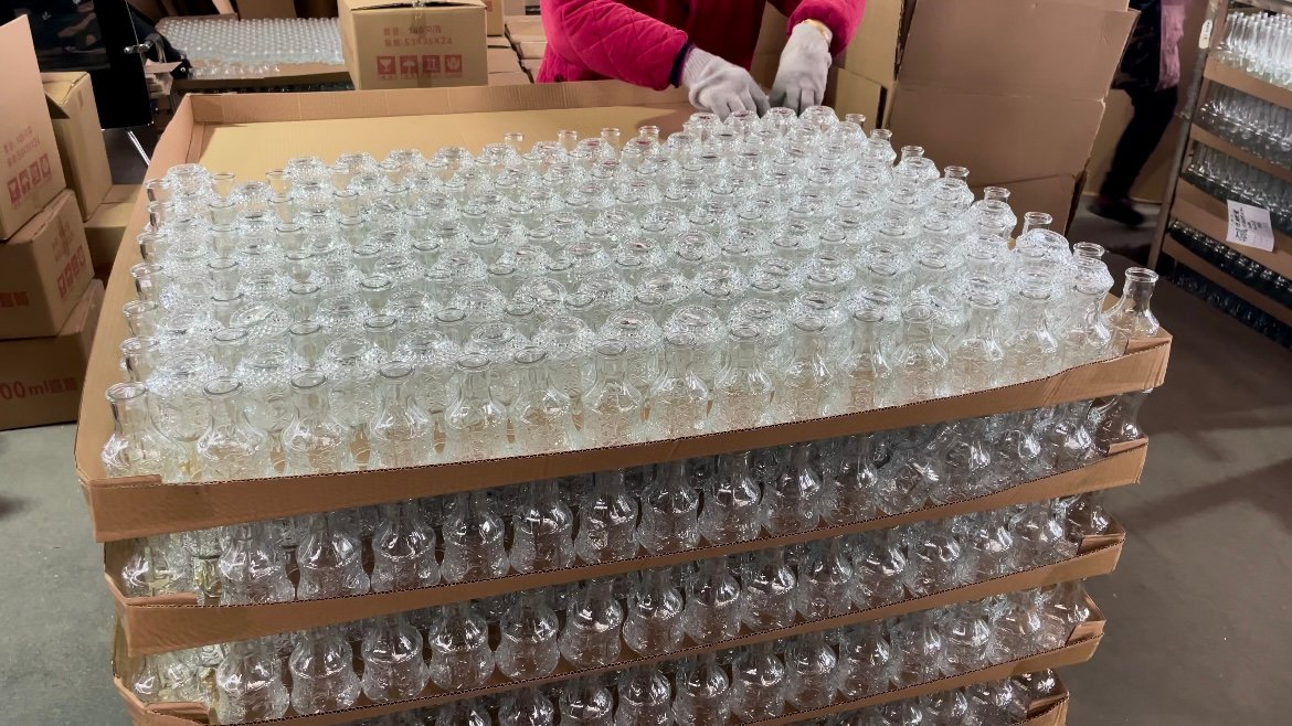 Custom crystal clear glass perfume bottles, cosmetic lotion bottles and essential oil bottles -- OEM ODM glass packaging manufacturer Jingteglass China