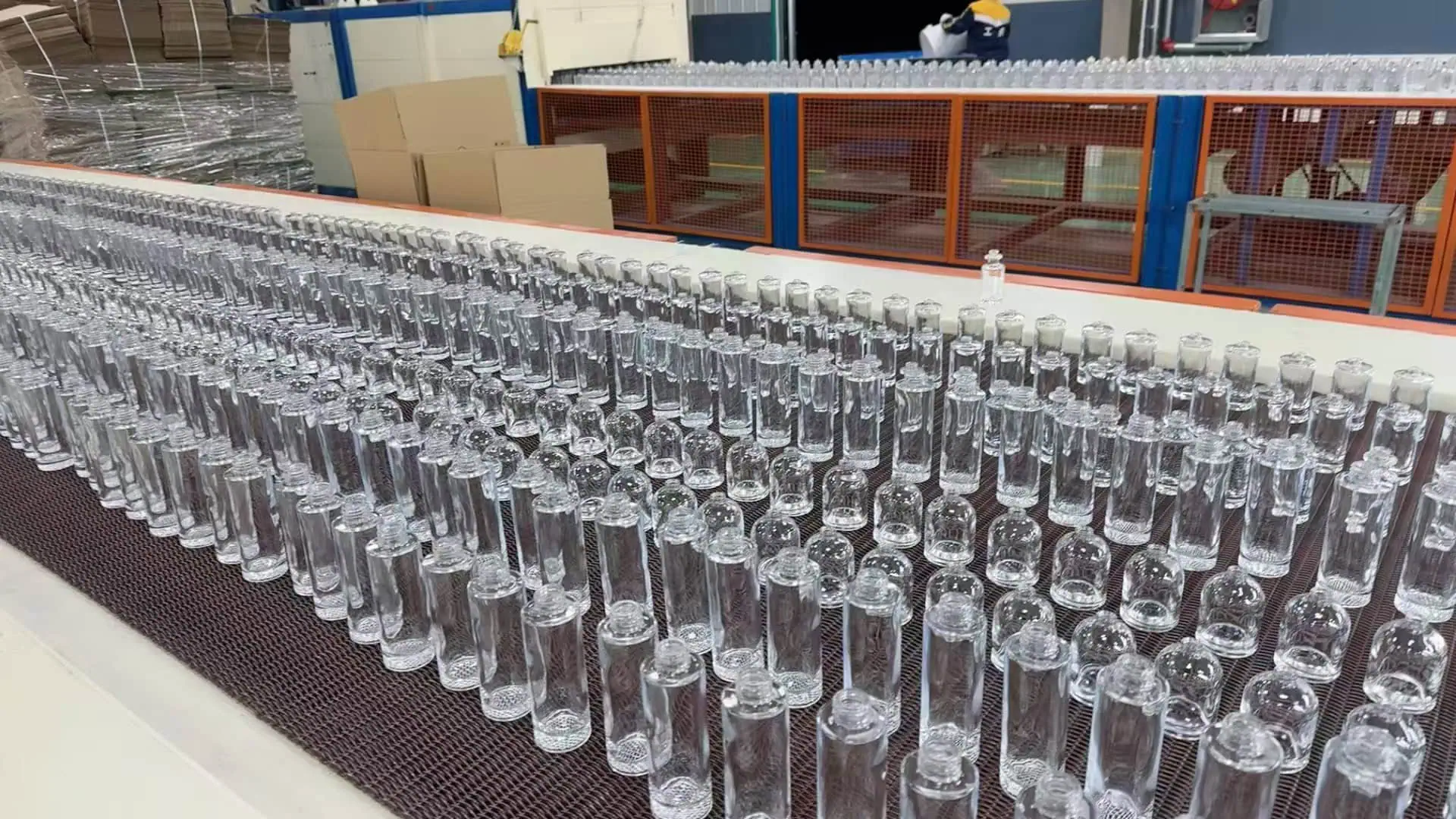 Crystal-white glass bottle with diamond-like brilliance and sparkle