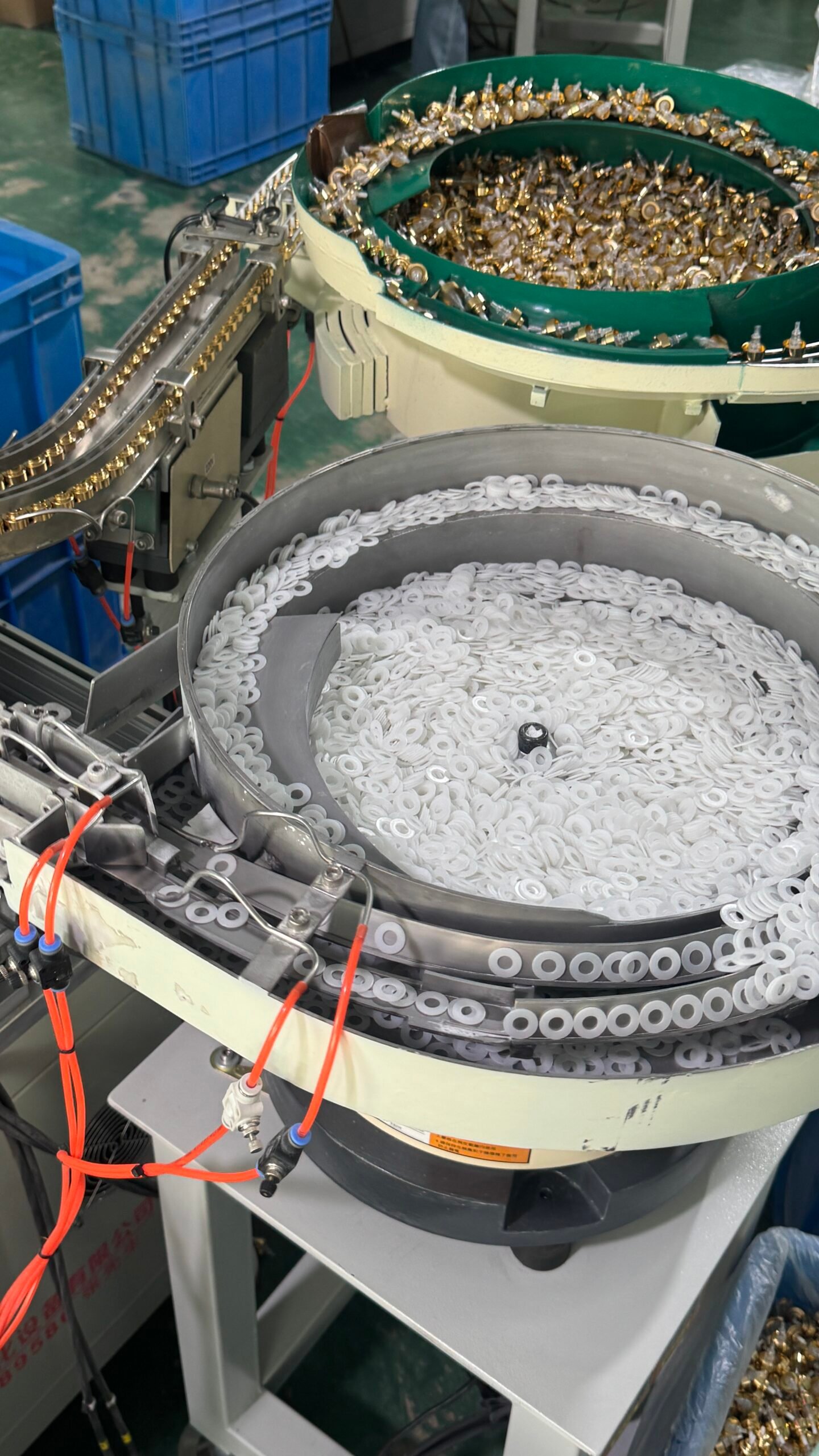 perfume bottle spray pump gold -- precision pump assembly line for luxury glass bottles