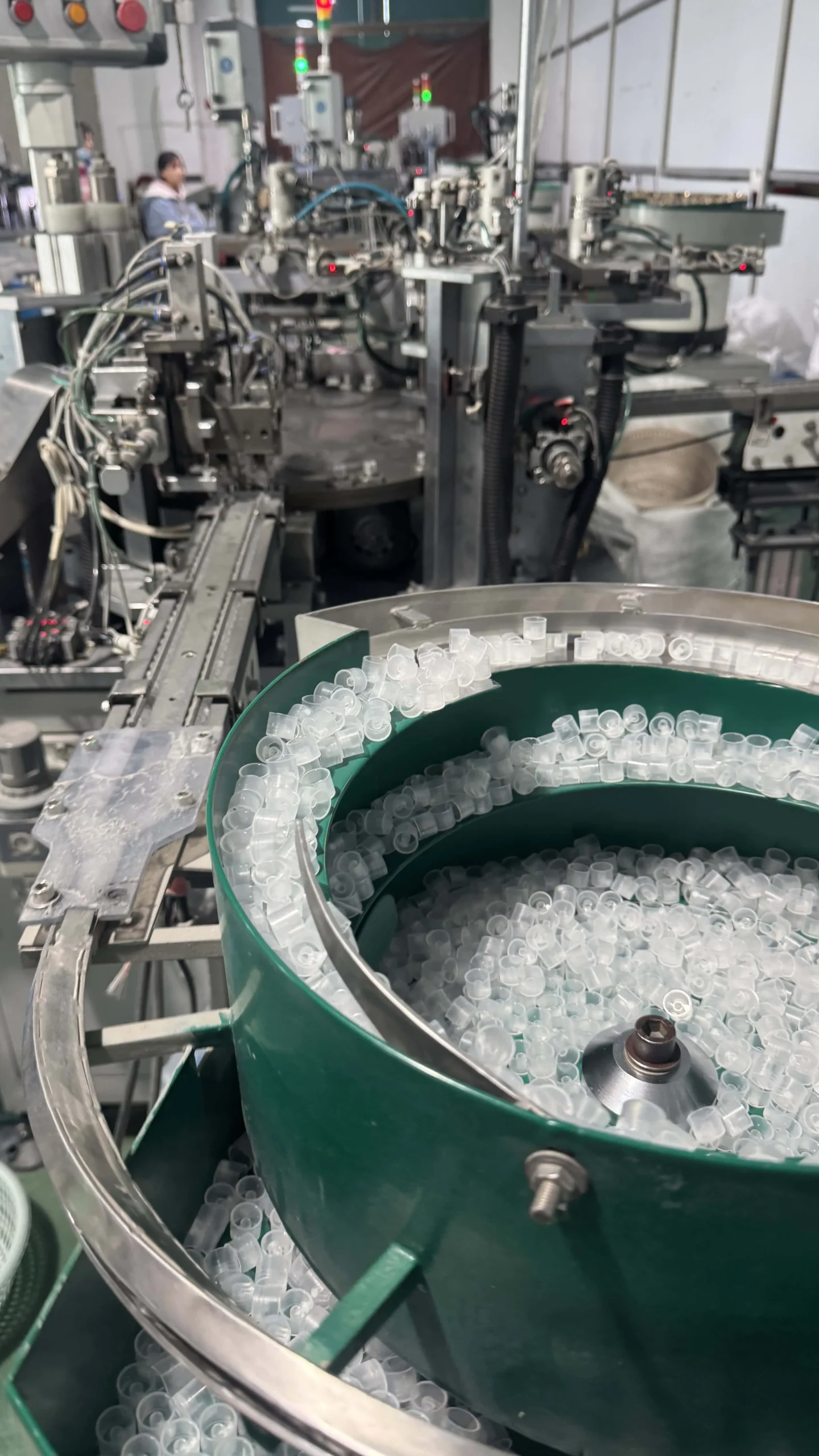 Jingteglass accessory components including caps, pumps, and sprayers for luxury perfume bottles