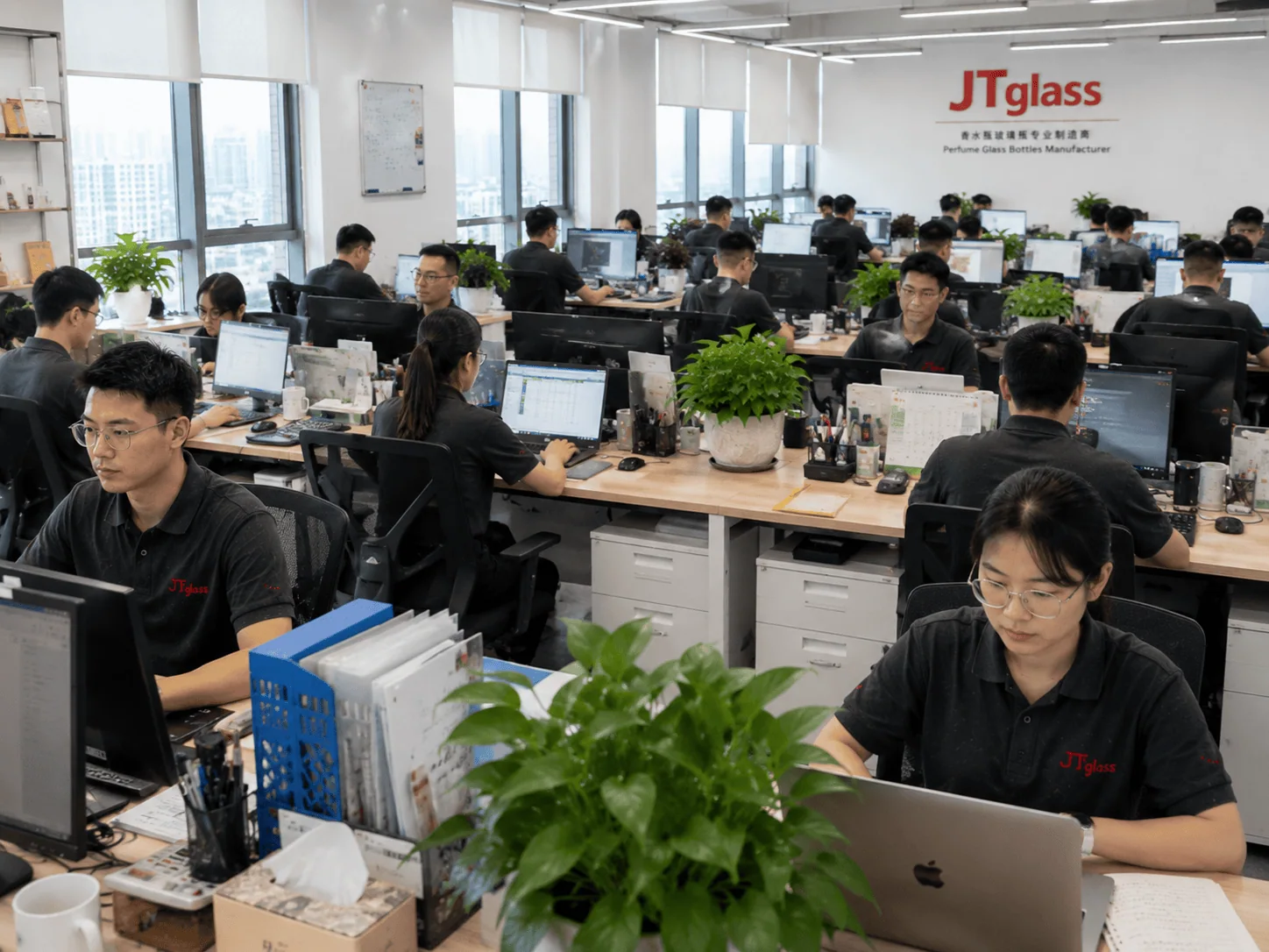 JTGlass professional team at the glass bottle factory